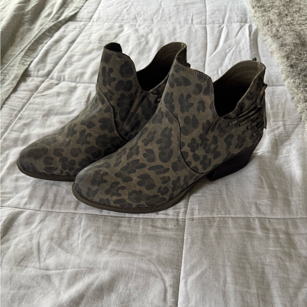 Leopard booties!!